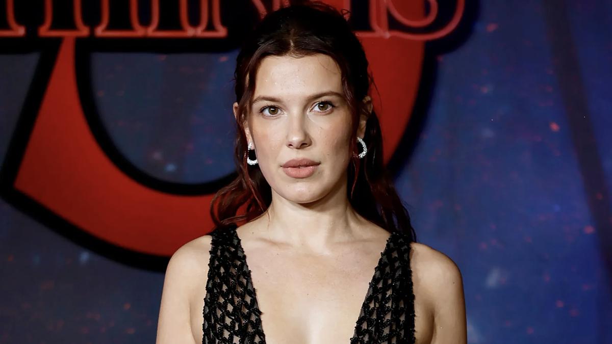 Millie Bobby Brown Kembalikan Tren Naked Dress dengan Cara Elegan