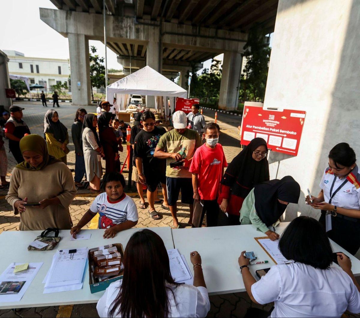 Sejumlah warga mengantre saat akan membeli paket sembako murah di Bazar Ramadan Sembako Murah LRT Jakarta di Jakarta Utara, Senin (25/3/2024). Foto: Liputan6.com / Angga Yuniar