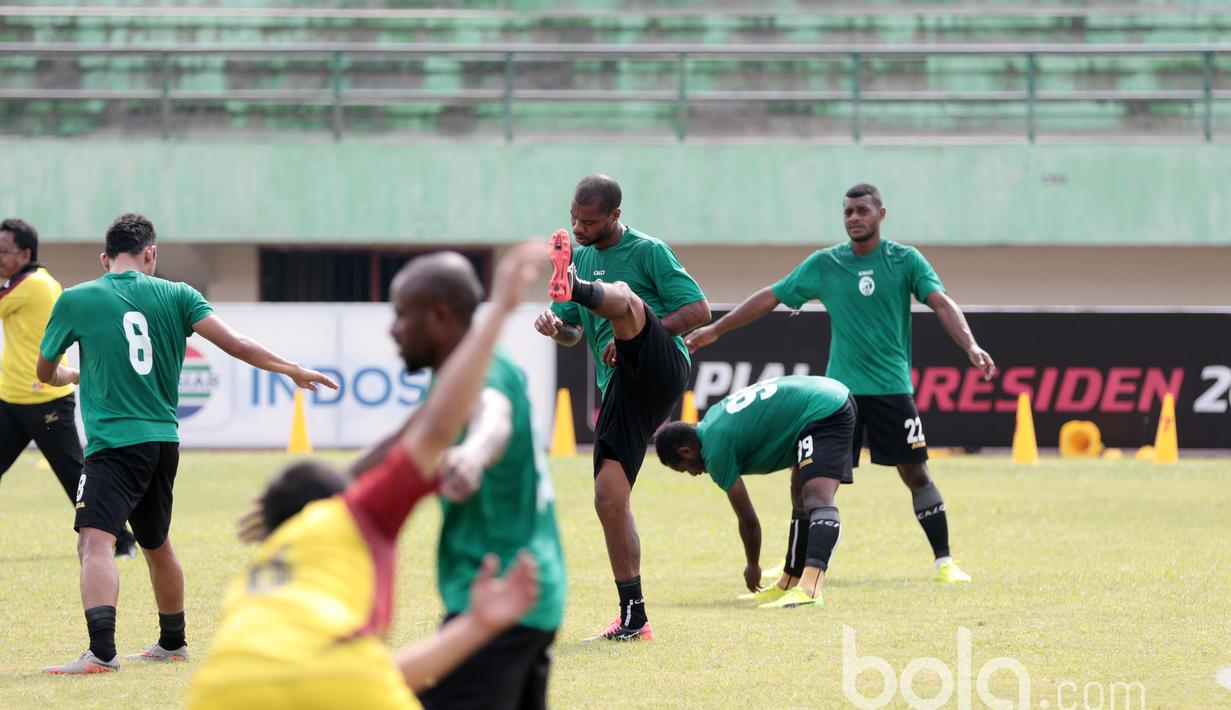 Hilton Moreira dan rekan-rekannya siap membuat kejutan bagi Arema FC saat berlatih jelang laga delapan besar di Stadion Manahan, Solo, Jumat (24/2/2017). (Bola.com/Nicklas Hanoatubun)