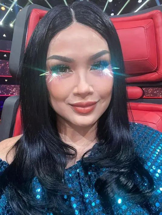 6. Kali ini, Titi DJ tampil nyentrik dengan pulasan makeup yang ditonjolkan di area mata. Tampak bulu mata bawahnya dihias dengan bulu mata plastik hologram.  (Instagram/ti2dj).