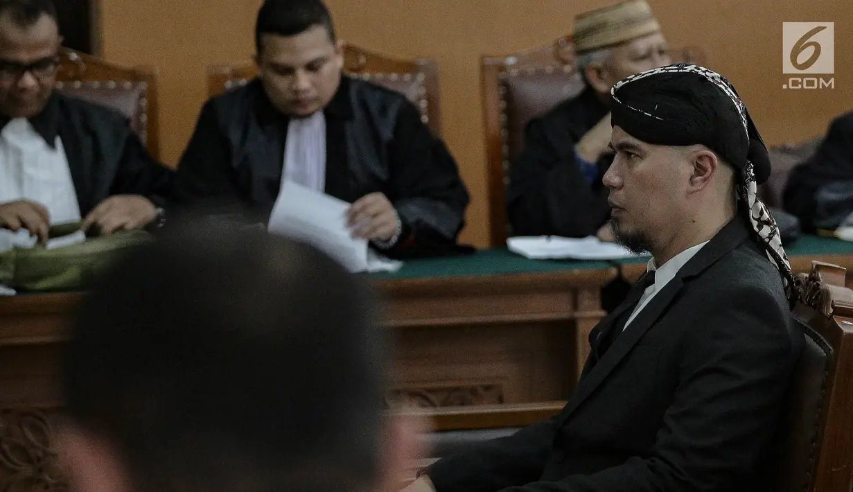 Musikus Ahmad Dhani mengenakan blangkon saat hadir dalam sidang kedua  kasus ujaran kebencian  di PN Jakarta Selatan, Senin (23/4). (Liputan6.com/Faizal Fanani)