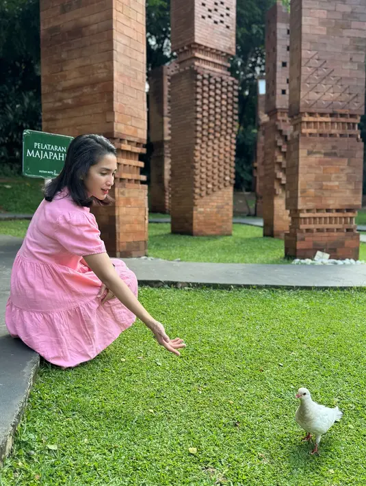 Seru abadikan pemotretannya, terlihat Ussy yang asik bermain dengan burung merpati ini terlihat manawan. Ditambah dengan gaya rambut pendeknya membuat penampilannya terlihat semakin fresh. Banyak dari para seleb saat ini memilih gaya rambut pendek supaya tampil lebih muda. (Liputan6.com/IG/@ussypratama)
