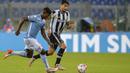 Striker Lazio, Balde Diao Keita, berusaha melewati gelandang Udinese, Panagiotis Kone pada laga lanjutan Serie A di Stadion Olympic, Roma (13/09/2015). Keita menjadi pemain yang diperebutkan AC Milan dan Juventus. (AFP/Andreas Solaro)