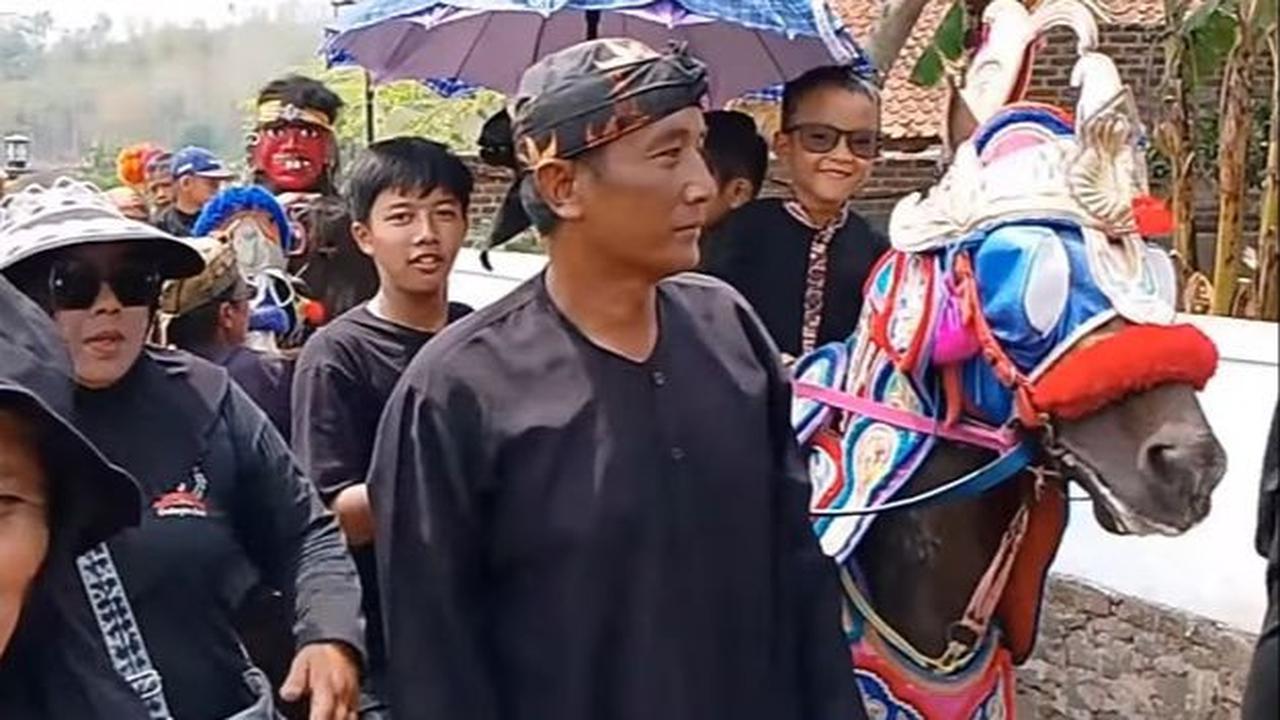 Dalam video yang dibagikan, bocah laki-laki bernama Gibran itupun diarak kelilng kampung sambil menunggangi kuda.<br>