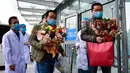 Dua pasien yang telah sembuh dari pneumonia akibat coronavirus baru (novel coronavirus pneumonia/NCP) meninggalkan Rumah Sakit Umum Rakyat Keempat Provinsi Qinghai di Xining, Provinsi Qinghai, China (21/2/2020). Dua pasien dipulangkan pada Jumat (21/2). (Xinhua/Zhang Long)