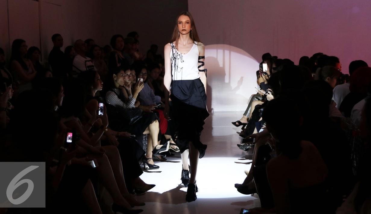 Model berjalan diatas catwalk mengenakan koleksi Desainer Stella Rissa saat peragaan busana IPMI Trend Show 2017 di Senayan City, Jakarta (9/11). Stella Rissa menampilkan kreasinyanya bertema Rock and Rolla. (Liputan6.com/Gempur M. Surya)