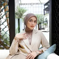 Tampil ala lady boss dengan blazer tailored yang dipadukan dengan hijab segi empat yang dililit rapi ke belakang. Aksen perhiasan seperti kalung minimalis menambah sentuhan elegan yang sophisticated. [@ciraciki].