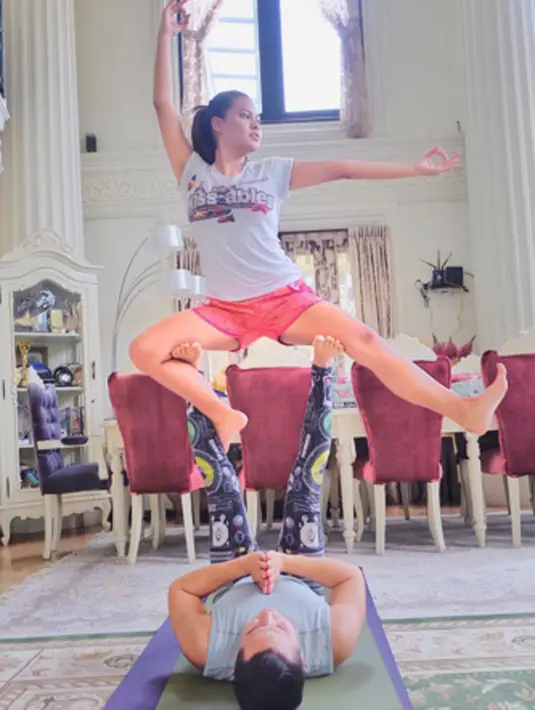 Pose yoga Aurel Hermansyah yang satu ini tengah menjadi perbincangan hangat. Di mana netizen menaruh fokus pada selangkangan Aurel Hermansyah yang disebut-sebut hitam. (via instagram/@penyogastar)