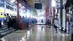 Banjir di Stasiun Kereta Api Tawang, Semarang, Jawa Tengah membuat keberangkatan sejumlah kereta api terlambat, sehingga ratusan penumpang terlantar. 