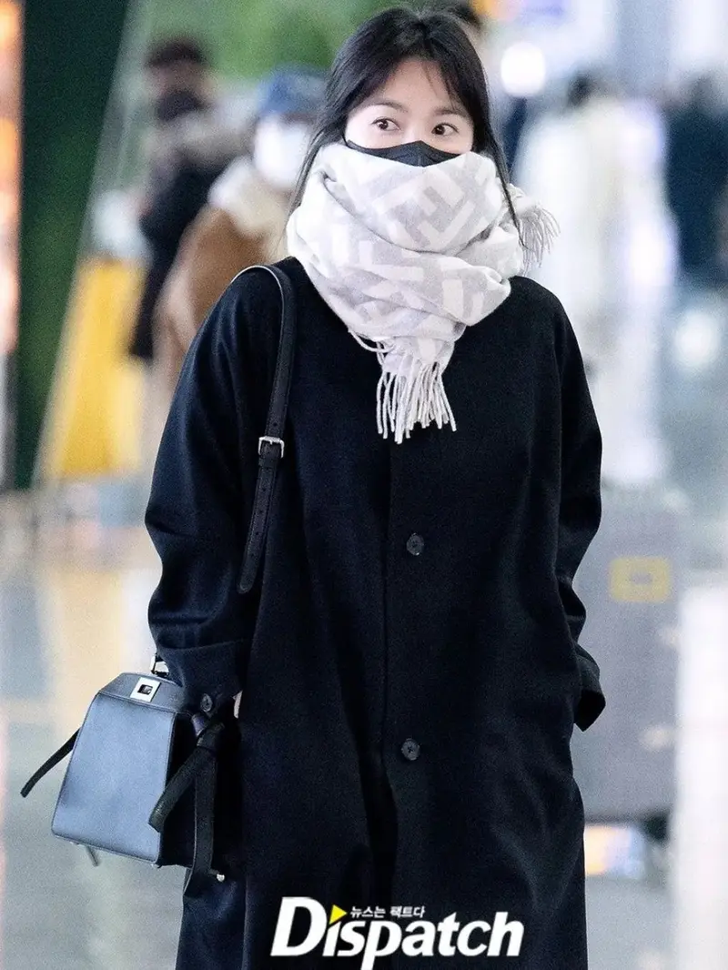 Gaya Song Hye Kyo Serba Tertutup Jelang Terbang ke Milan Fashion Week, Matanya Bersinar