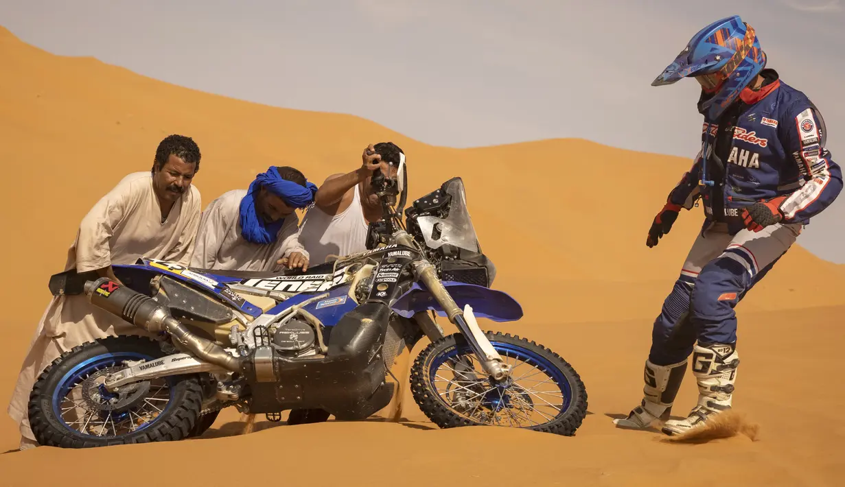 Seorang peserta terjatuh saat berkompetisi selama Reli Maroko 2021, di wilayah Merzouga (10/10/2021). Reli Maroko 2021 setelah gagal diselenggarakan pada tahun 2020 karena COVID-19, akan dilanjutkan tahun ini, dari 6 Oktober hingga 14 Oktober. (AFP/Fadel Senna)