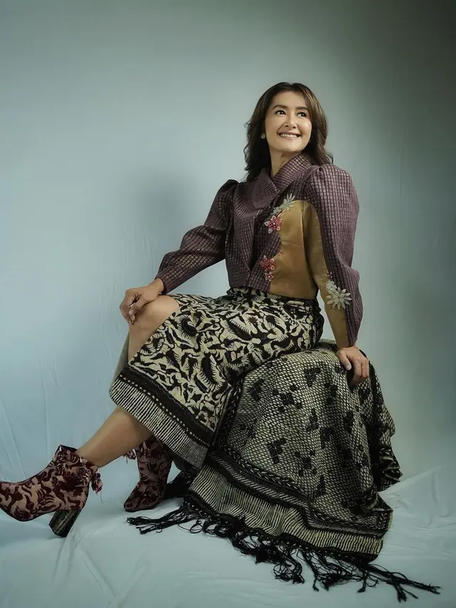 8 Ide OOTD Batik Kekinian ala Public Figure, dari Maudy Ayunda hingga Erina Gudono
