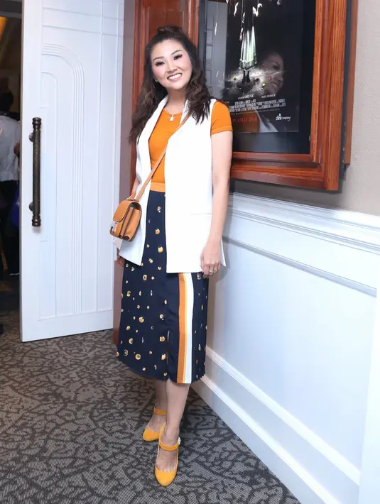 Kejadian itu beberapa kali dirasakan oleh ibu dari Thalia ini. Terkait proses film di Bandung, ia mengaku tak kesepian lantaran putrinya, serta suaminya ikut menyusul. (Nurwahyunan/Bintang.com)