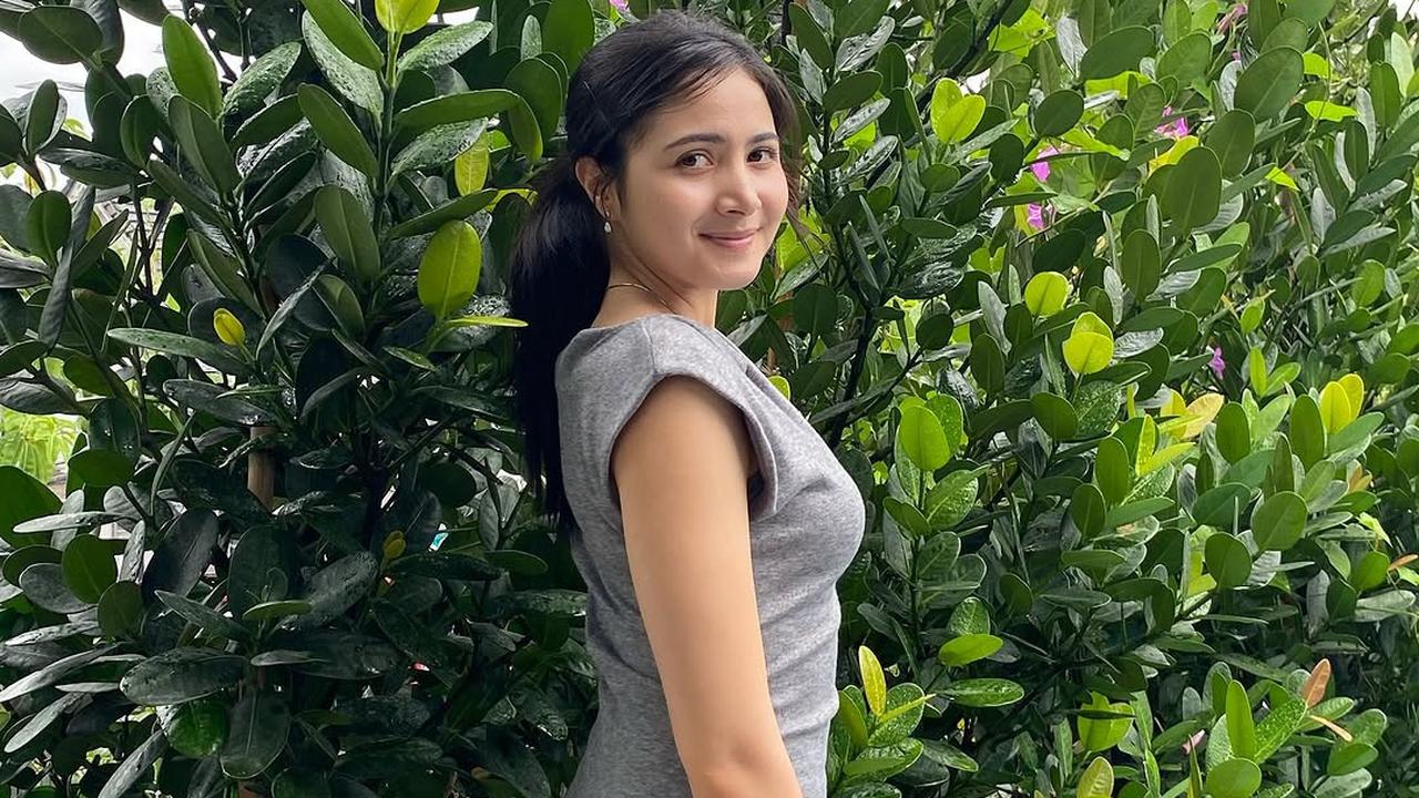 Potret Cantik Bulan Sutena yang Kerap Tampil dengan Makeup Tipis Tapi Selalu Memukau
