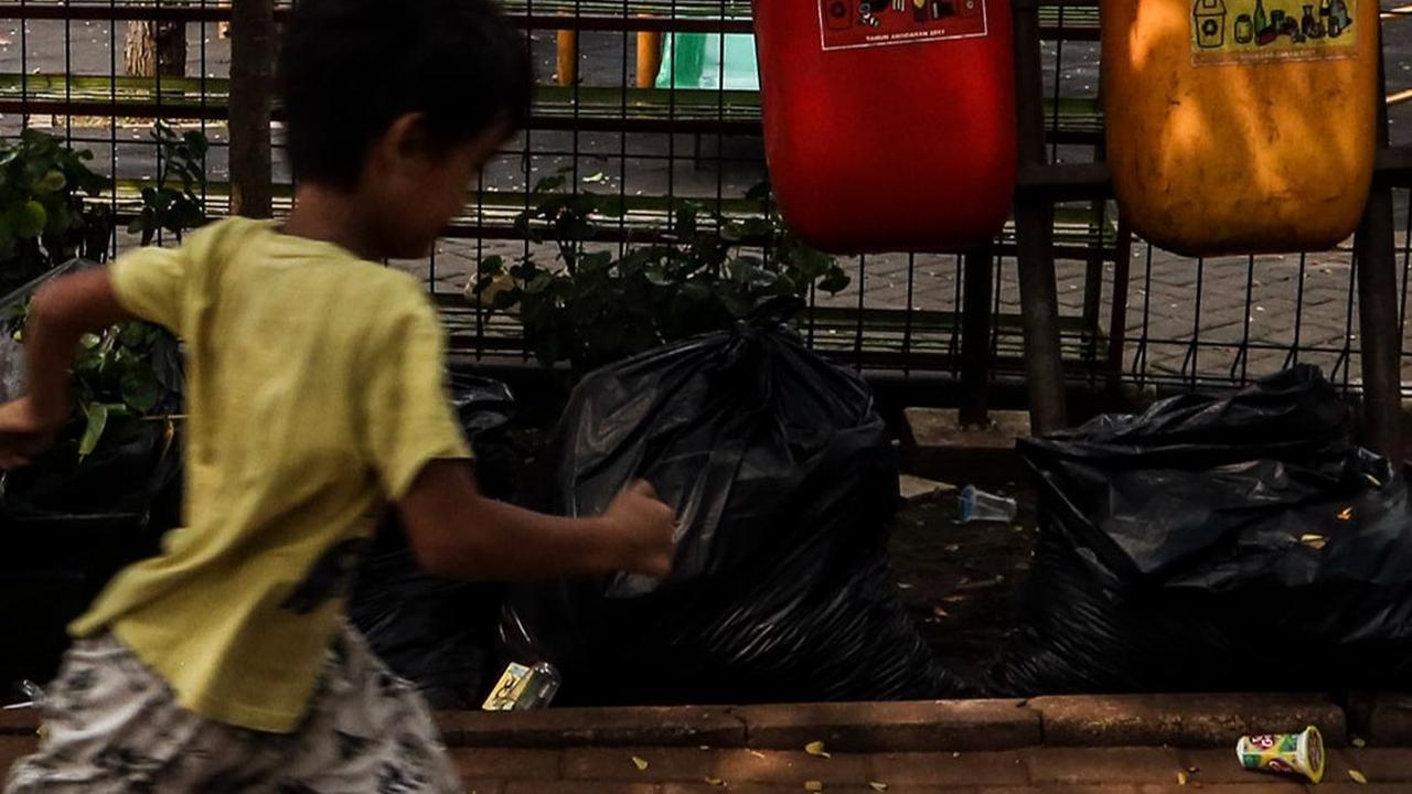 Hal itu dikarenakan tempat sampah yang tersedia di RPTRA tersebut sudah tidak sanggup menampung jumlah sampah lebih banyak lagi.