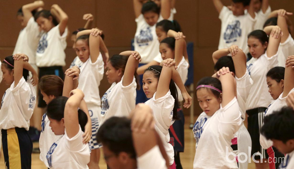 Peserta Basketball Clinic bersama DBL Academy tengah serius melakukan pemanasan sebelum berlatih di Thamrin Nine, UOB Plaza, Jakarta, (7/3/2017). (Bola.com/Nicklas Hanotubun)