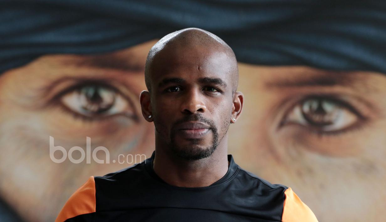 Greg Nwakolo memutuskan hijrah ke Madura United untuk musim 2017 setelah pada paruh kedua musim 2016 membela Persija Jakarta. (Bola.com/Nicklas Hanoatubun)