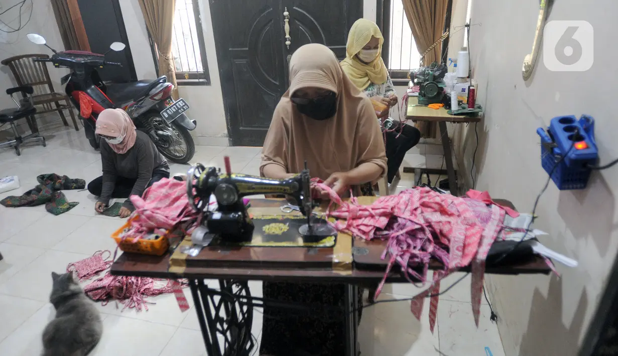 Ibu-ibu PKK membuat masker kain di Desa Bojongkulur, Gunung Putri, Bogor, Jawa Barat, Kamis (9/4/2020). Saat pelaksanaan isolasi mandiri akibat COVID-19 di rumahnya masing-masing, ibu-ibu PKK ini membuat masker untuk dibagikan secara gratis kepada warga sekitar. (merdeka.com/Arie Basuki)