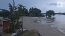 Suasana banjir akibat tanggul jebol di Desa Sumberurip Pebayuran, Kabupaten Bekasi, Jawa Barat, Senin (22/2/2021). Banjir akibat luapan sungai Citarum mengakibatkan 5 Desa terisolir selama tiga hari akibat tanggul sungai Citarum jebol. (Liputan6.com/Herman Zakharia)