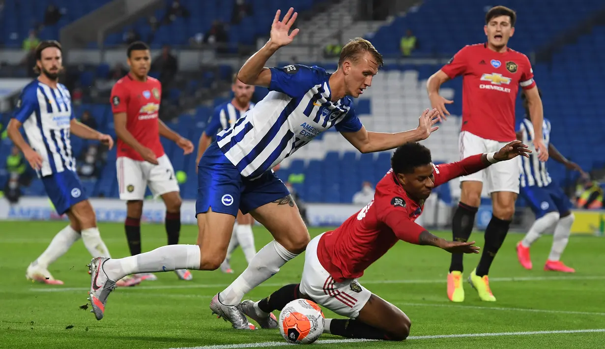 Striker Manchester United, Marcus Rashford, berebut bola dengan pemain Brighton pada laga Premier League pekan ke-32 di Stadion Falmer, Rabu (1/7/2020) dini hari WIB. Manchester United menang 3-0 atas Brighton. (AFP/Andy Rain/pool)