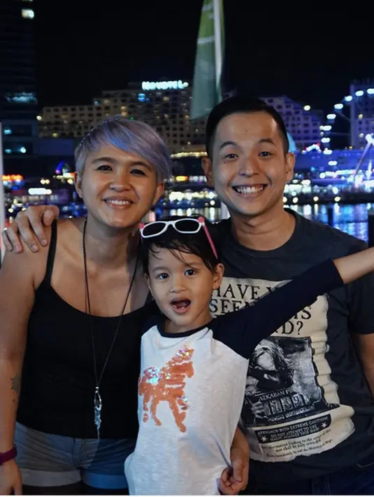 Dan masih banyak lagi yang tidak puas dengan potongan rambut pelawak tunggal tersebut. Komentar berbeda dari istrinya, "YAAAYYYYYYY!!! DAPET SUAMI (BERAMBUT) BARUUUUUUUUUU!!!," tulis meiranastasia istri Ernest dalam istagramnya unggah foto suaminya. 