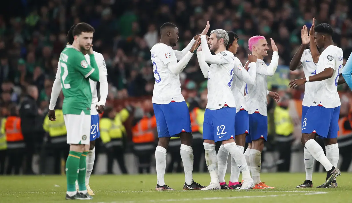 Pemain Timnas Prancis merayakan kemenangan 1-0 atas Timnas irlandia pada laga laga Grup B Kualifikasi Euro 2024 di Stadion Aviva, Dublin, Irlandia, Selasa (28/03/2023) WIB. (AP Photo/Petter Morisson)