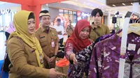 Kepala Dinas Koperasi dan Usaha Mikro Anna Ratna Maemunah saat menghadiri pameran karya dan gelar produk usaha mikro di Mal Ciputra Kabupaten Tangerang pada, Selasa, (20/8/2024).