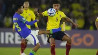 Pemain Kolombia U-20, Kevin Mantilla (kanan) berebut bola dengan pemain Brasil U-20 dalam pertandingan di Bogota, Jumat (10/2/2023) pagi WIB. (AP Photo/Fernando Vergara)