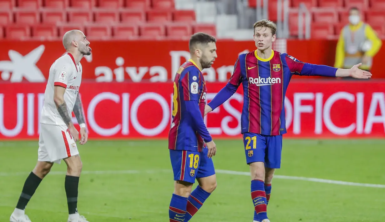 Gelandang Barcelona, Frenkie de Jong, saat ditaklukkan Sevilla pada laga leg pertama semifinal Copa del Rey di Estadio Ramon Sanchez Pizjuan, Kamis (11/2/2021). Barcelona tumbang dengan skor 2-0. (AP/Angel Fernandez)