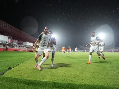 Pemain Persija Jakarta, Jordi Amat melakukan selebrasi usai mencetak gol ke gawang Malut United pada laga pekan ke-23 BRI Super League 2025/2026 yang berlangsung di Stadion Gelora Kie Raha, Ternate, pada Selasa (24/2/2026) malam. (Dok Persija Jakarta)
