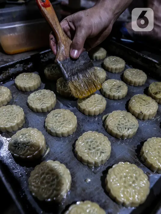 Pekerja UMKM melakukan pembuatan kue di Tanah Kusir, Jakarta, Rabu (13/1/2021). Menkeu Sri Mulyani Indrawati menyebutkan proyeksi alokasi anggaran program pemulihan ekonomi nasional (PEN) 2021 mencapai Rp403,9 triliun atau naik dari rencana sebelumnya Rp372,3 triliun. (Liputan6.com/Johan Tallo)