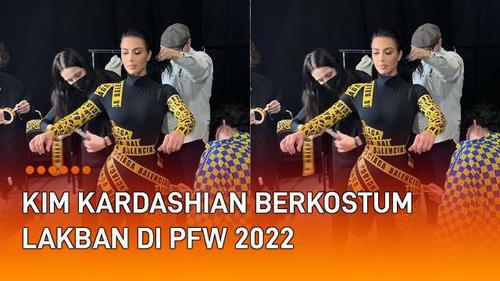 VIDEO: Gaya Unik Kim Kardashian Pakai Kostum Lakban Kuning di PFW 2022