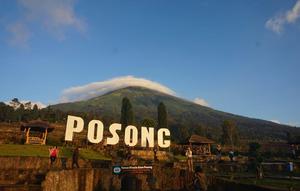 Giant letter menjadi penanda kita sampai titik terbaik menikmati golden sunrise. (foto: Liputan6.com / sheyla al kautsar)