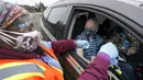 Douglas Burden (tengah), veteran Korps Marinir AS, menerima vaksin Covid-19 Pfizer di klinik vaksinasi keliling Sistem Perawatan Kesehatan Puget Sound VA di Shelton, Washington, Kamis (4/3/2021). Veteran segala usia bisa mendapatkan vaksin COVID-19 di klinik Puget Sound VA.  (AP Photo/Ted S. Warren)