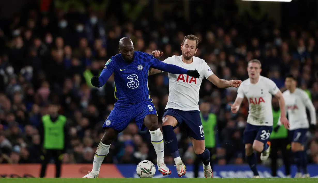 Striker Chelsea Romelu Lukaku (kiri) berebut bola dengan striker Tottenham Hotspur Harry Kane dalam semifinal leg pertama Piala Liga Inggris di Stamford Bridge, Kamis (6/1/2022) dini hari WIB. Chelsea mengungguli Tottenham Hotspur 2-0. (Adrian DENNIS / AFP)
