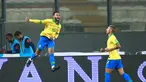 Pemain Brasil Neymar (kiri) melakukan selebsai usai mencetak gol ke gawang Peru pada pertandingan kualifikasi Piala Dunia 2022 di National Stadium, Lima, Peru, Selasa (13/10/2020). Brasil menang 4-2 dengan lewat hattrick dari Neymar. (Daniel Apuy, Pool via AP)