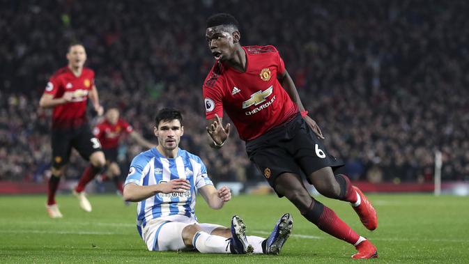 Gelandang Manchester United, Paul Pogba, melakukan selebrasi usai membobol gawang Huddersfield pada laga Premier League di Stadion Old Trafford, Rabu (26/12). Manchester United menang 3-1 atas Huddersfield. (AP/Martin Rickett)