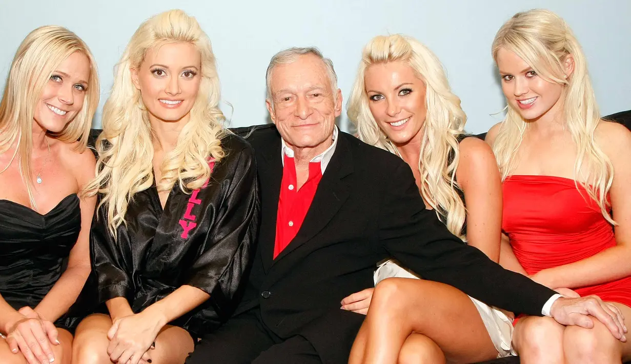 Hugh Hefner berpose dengan Melissa Taylor, Holly Madison, Crystal Harris dan Anna Berglund usai menghadiri "PEEPSHOW" di Planet Hollywood Resort & Casino Las Vegas, Nevada 18 Juli 2009. (Ethan Miller/Getty Images/AFP)