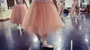 Para penari  balet menjalani latihan dancing for the future di Studio Namarina Ballet, Guntur, Jakarta. (Liputan6.com/Fery Pradolo)