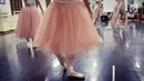 Para penari  balet menjalani latihan dancing for the future di Studio Namarina Ballet, Guntur, Jakarta. (Liputan6.com/Fery Pradolo)