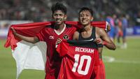 Pemain Timnas Indonesia U-22, Beckham Putra (kanan) dan Ananda Raehan berpose saat merayakan kemenangan pada laga final sepak bola SEA Games 2023 melawan Thailand di Olympic Stadium, Phnom Penh, Kamboja, Selasa (16/05/2023). Skuad Garuda Nusantara menang dengan skor 5-2. (AP Photo/Tatan Syuflana)