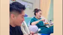 Momen Boy William jenguk Ayu Ting Ting ini diunggah di Story Instagramnya. Ibu Ayu Ting Ting pun juga unggah momen tersebut di Instagramnya. Sudah berbaikan dengan pedangdut kelahiran Depok itu, Boy William akrab dengan ibunda Ayu Ting Ting. Kehadiran Boy William di rumah sakit disambut hangat, kebersamaan Boy William dan keluarga Ayu Ting Ting itu sudah seperti mengenal lama. (Liputan6.com/IG/@ayutingting92)