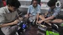 Peserta mengikuti perlombaan kategori soccer dalam Turnamen Robotik Indonesia 2024 di Padepokan Pencak Silat, Taman Mini Indonesia Indah (TMII) Jakarta Jumat (17/5/2024). (merdeka.com/Imam Buhori)