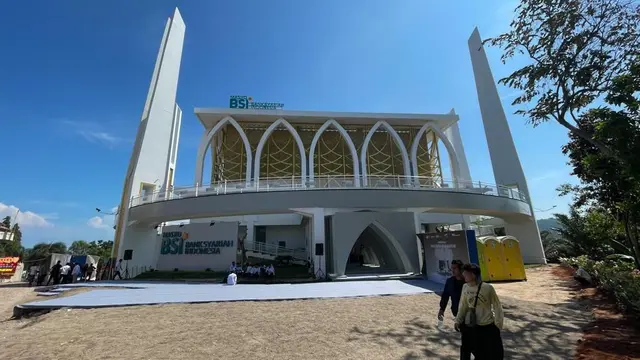 Menteri BUMN Erick Thohir meresmikan Masjid BSI (Bank Syariah Indonesia) Bakauheni yang dibangun di kawasan PT ASDP Indonesia Ferry, Bakauheni Harbour City (BHC), Lampung. (Dok BUMN)