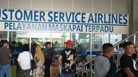 Para calon penumpang yang jadwal penerbangannya dibatalkan di Bandara Sam Ratulangi Manado, Kamis (18/4/2024), diarahkan menuju Customer Service Airlines untuk penjadwalan kembali penerbangan.