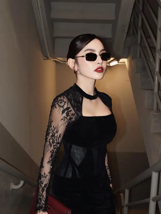 Mahalini baru saja mengunggah foto dirinya setelah ia menghadiri acara pernikahan. Ia pun tampil slay dengan gaya busana dan makeupnya. [@mahaliniraharja]