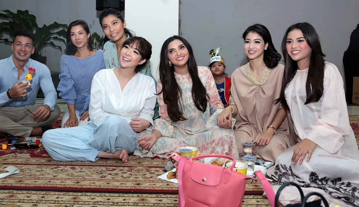 "Arisan itu sudah nggak pernah sejak punya bayi. Bener-benar kerja dan urus anak saja," imbuh istri Anang Hermansyah itu. (Deki Prayoga/ Bintang.com)