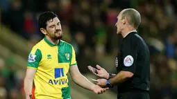  Pemain Norwich City, Graham Dorrans menerima kartu kuning dari wasit Mike Dean saat timnya melawan Manchester City pada Babak ketiga Piala FA di Stadion Carrow Road, Norwich, Sabtu (9/1/2016).  (Reuters/Alex Morton)