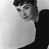 Audrey Hepburn terkenal dengan gaya fesyennya yang sangat classic dan menjadi inpirasi kaum wanita didunia. Parasnya yang manis dan sorot mata yang tajam membuat kaum adam jatuh hati padanya. (AFP/Bintang.com)
