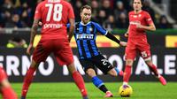 Gelandang Inter Milan, Christian Eriksen, melepaskan tendangan ke gawang Fiorentina pada laga Coppa Italia di Stadion San Siro, Rabu (29/1/2020). Inter Milan menang 2-1 atas Fiorentina. (AFP/Miguel Medina)